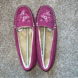 NWOT Women’s Zealand‎ Slippers Pink Embroidered Size 10